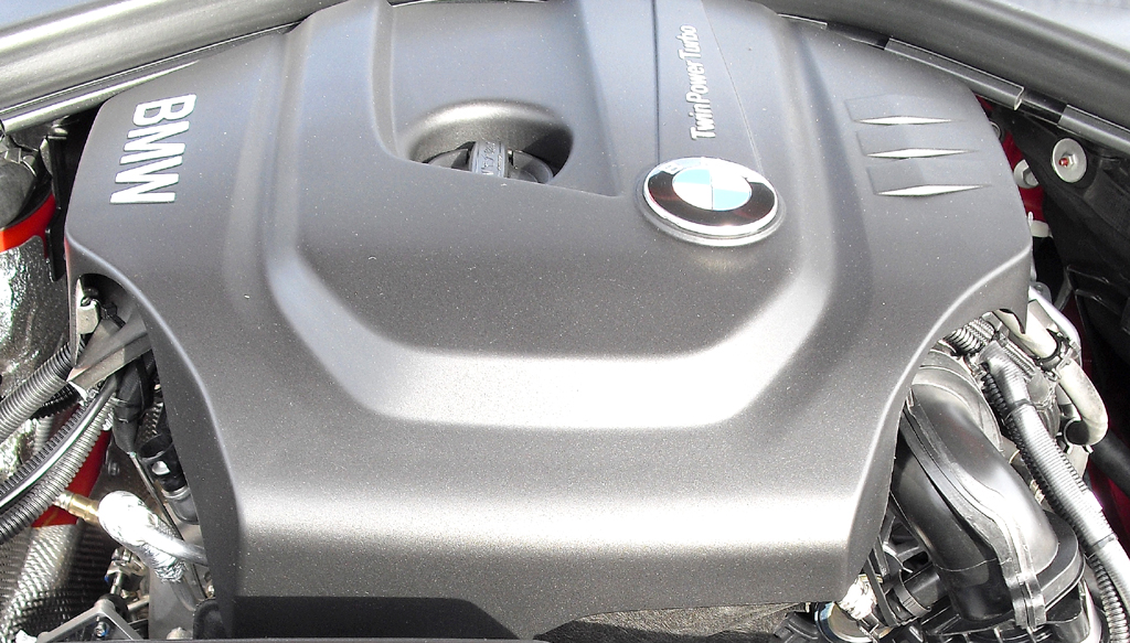 Blick unter die Haube auf den neuen 1,5-Liter-TwinPower-Turbobenziner von BMW. 