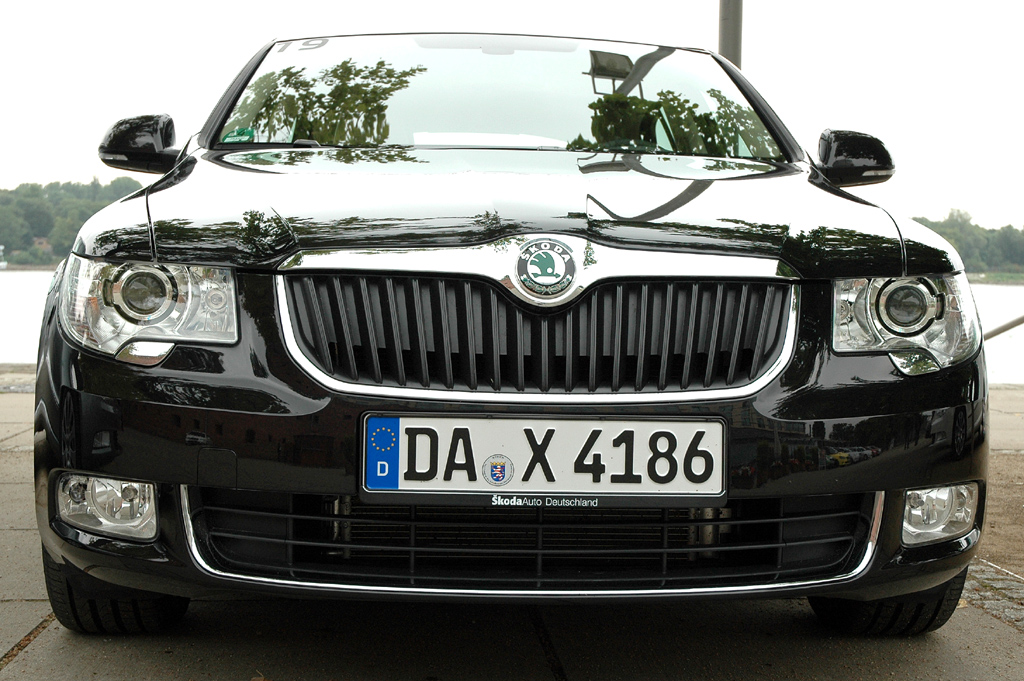 Dafür kann sich Schwarz, hier bei Skodas Superb-Limousine, sehen lassen. 