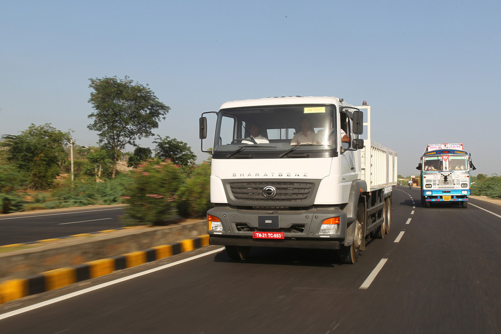 Daimler liefert die ersten Bharatbenz aus