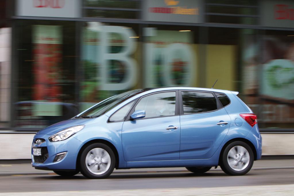 Den Effekt der 11 Zentimeter Aufschlag gegenüber dem konventionellen Hyundai-Kleinwagen i20 merkt man direkt beim Einstieg