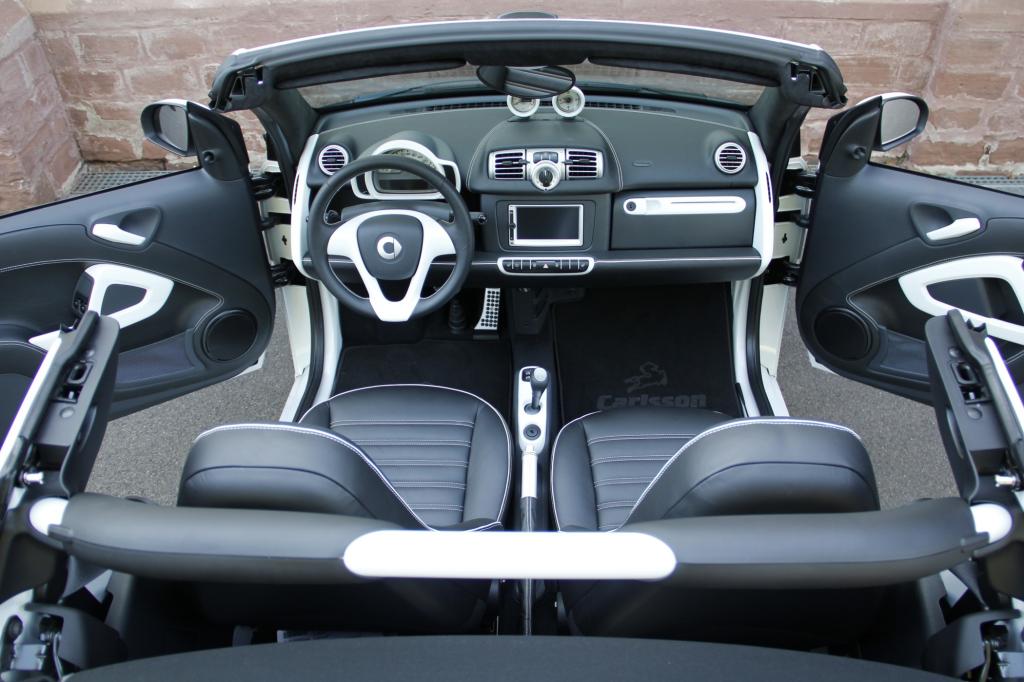 Den Innenraum kleidet Carlsson in schwarzem und weißem Leder sowie in Alcantara aus