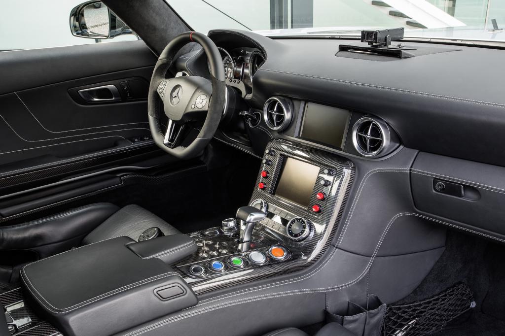 Der 1.620 Kilogramm schwere Flügeltürer mit 6,3-Liter-V8 beschleunigt in 3,7 Sekunden auf Tempo 100