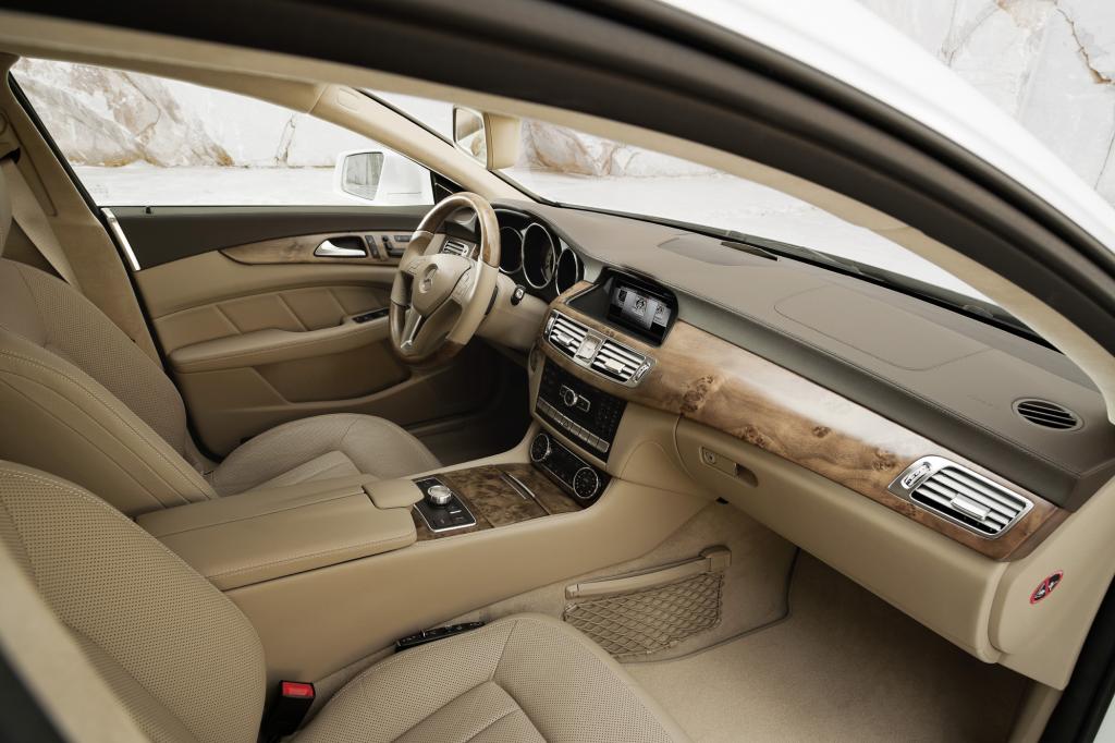 Der Innenraum ist zum CLS Coupé unverändert und bis zur B-Säule identischen