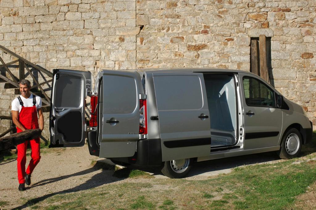 Der Nachfolger des im vergangenen Jahr eingestellten Toyota Hiace basiert Transporterbaureihe Peugeot Expert und Citroen Jumpy