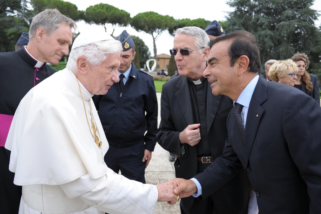 Der Papst fährt Renault Kangoo Maxi Z.E.