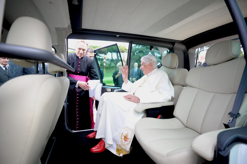 Der Papst fährt Renault Kangoo Maxi Z.E.