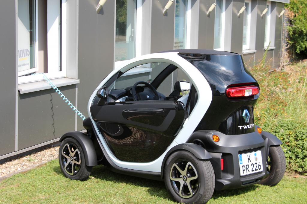 Der Renault muss regelmäßig an die Steckdose