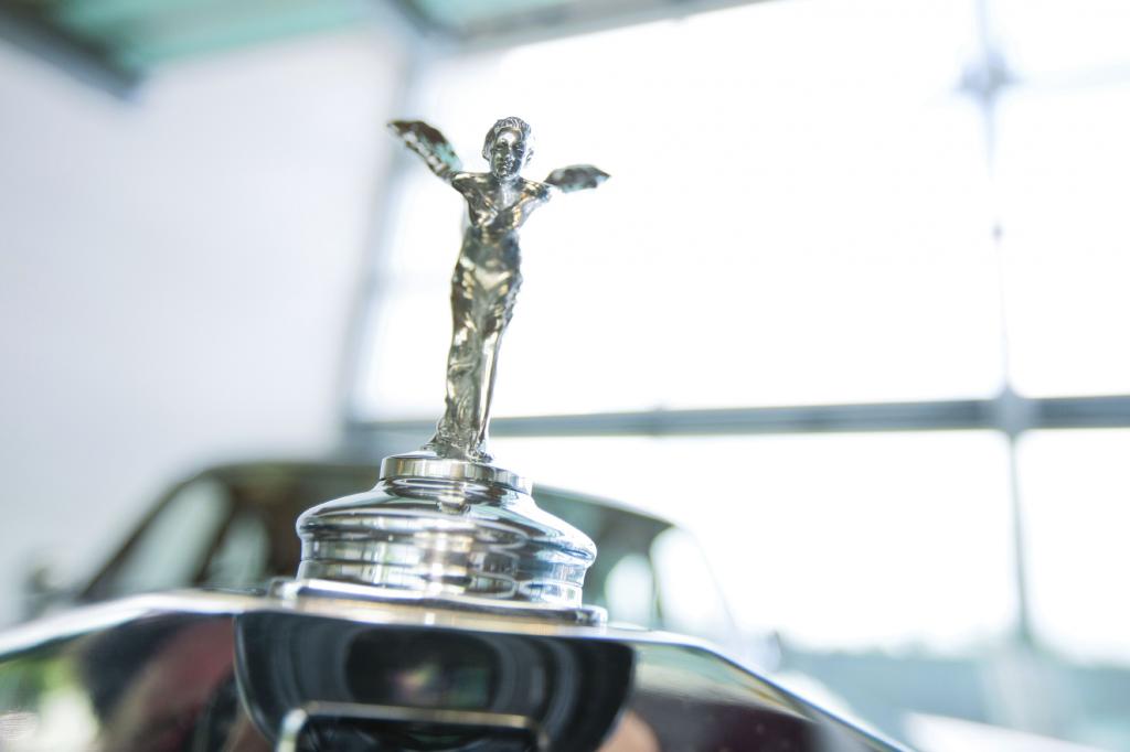 Die Kühlerfigur Emily zeigt den Weg