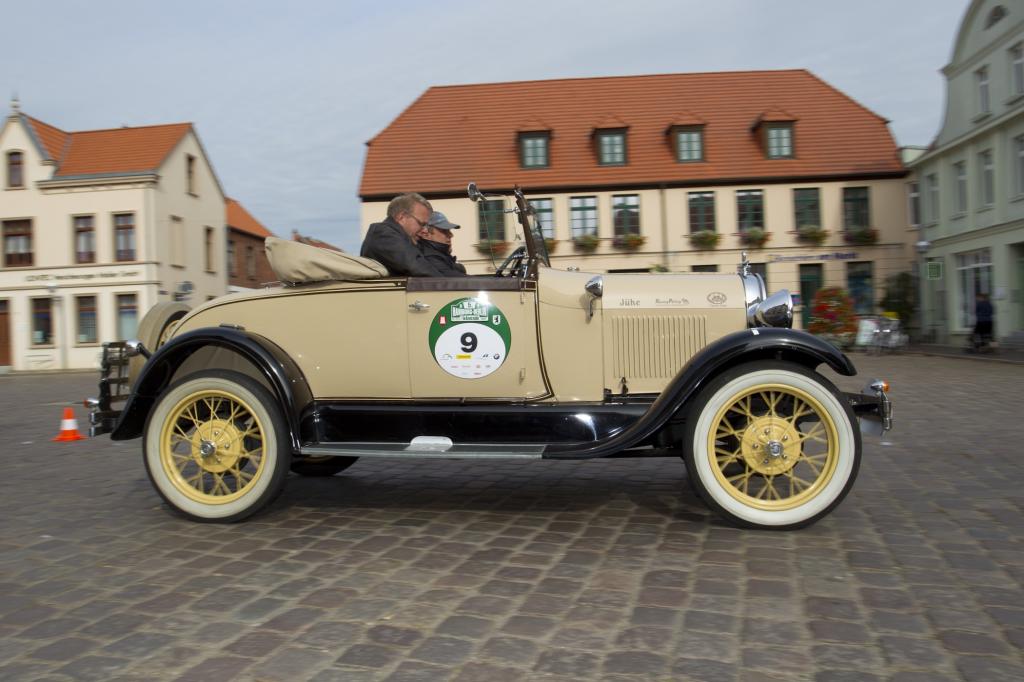 Die Klassiker-Karawane besteht aus knapp 200 Oldtimern
