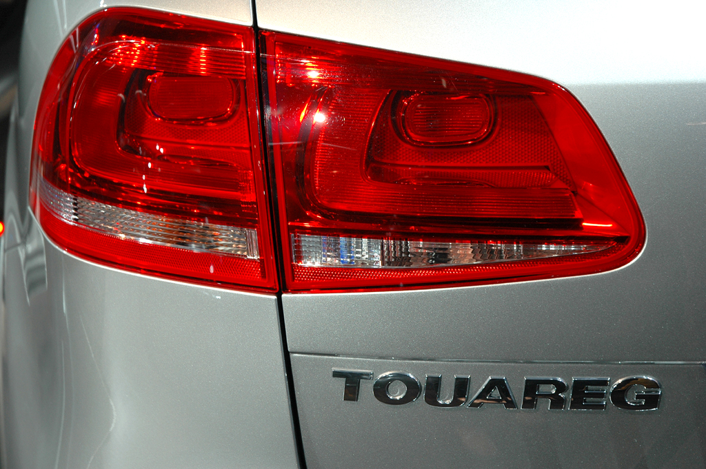 Die Rückleuchte beim VW Touareg geht in die Heckklappe über.