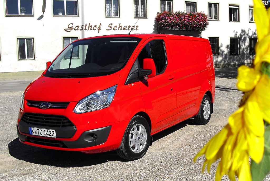 Eigene (Custom-)Reihe bei leichten Nutzfahrzeugen: Transit Custom. 