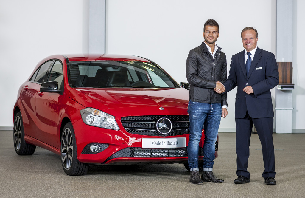 Erste Mercedes-Benz A-Klasse an Kunden übergeben