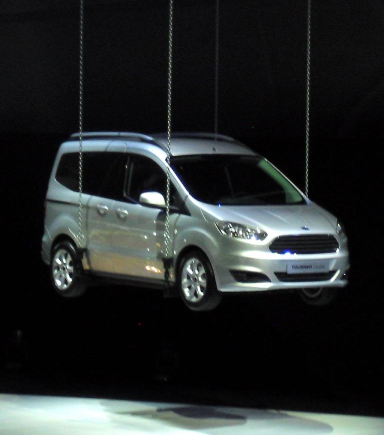 Ford-Neuheiten: ... auf den neuen, von der Decke herabgelassenen Tourneo Courier.