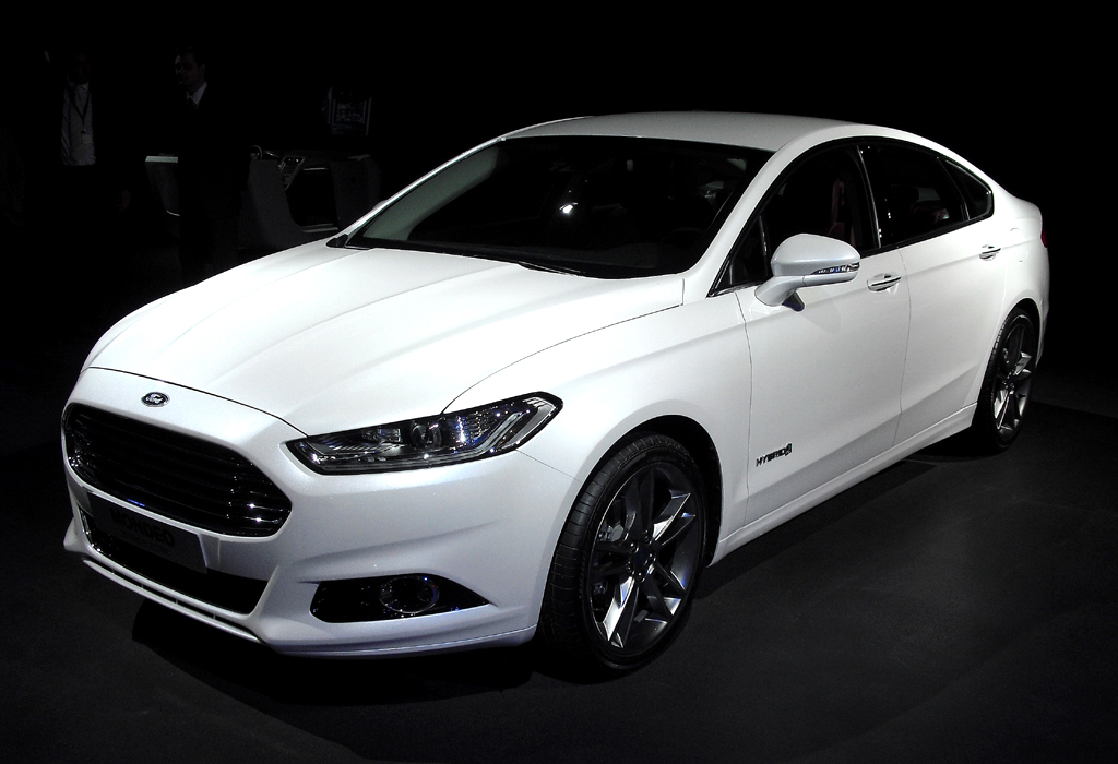Ford-Neuheiten: ... und hier in der Version als viertüriger Hybrid. 