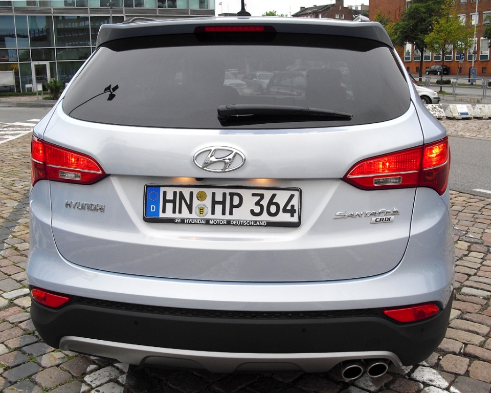 Hyundai Santa Fe: Blick auf die Heckpartie mit der relativ niedrigen Ladekante.