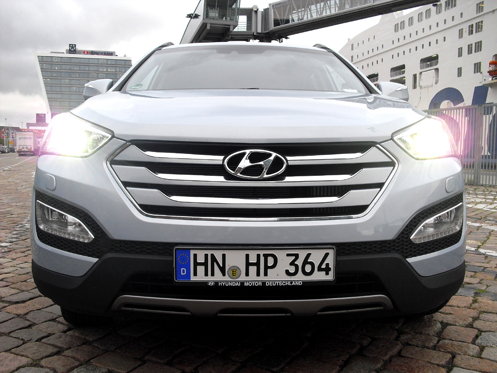 Hyundai Santa Fe: Blick auf die wuchtige, fast amerikanisch anmutende Front.
