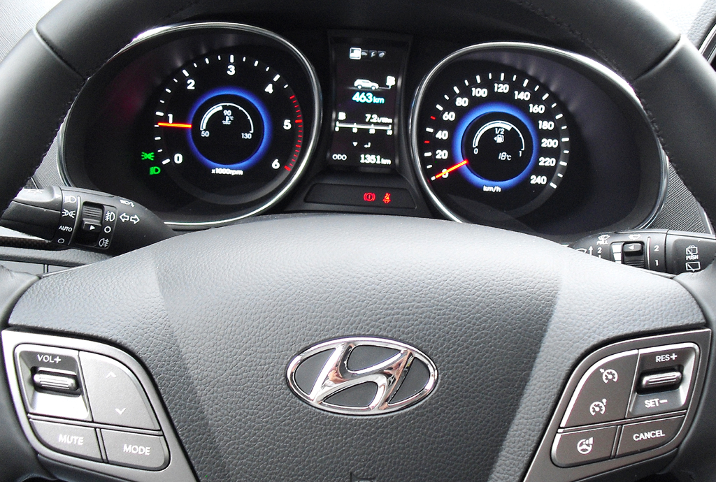Hyundai Santa Fe: Blick durch den Lenkradkranz auf die Rundinstrumentierung.