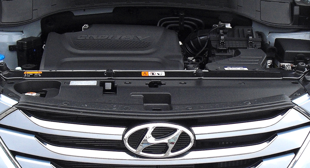 Hyundai Santa Fe: Blick unter die Haube, hier bei einem der beiden Turbodiesel.