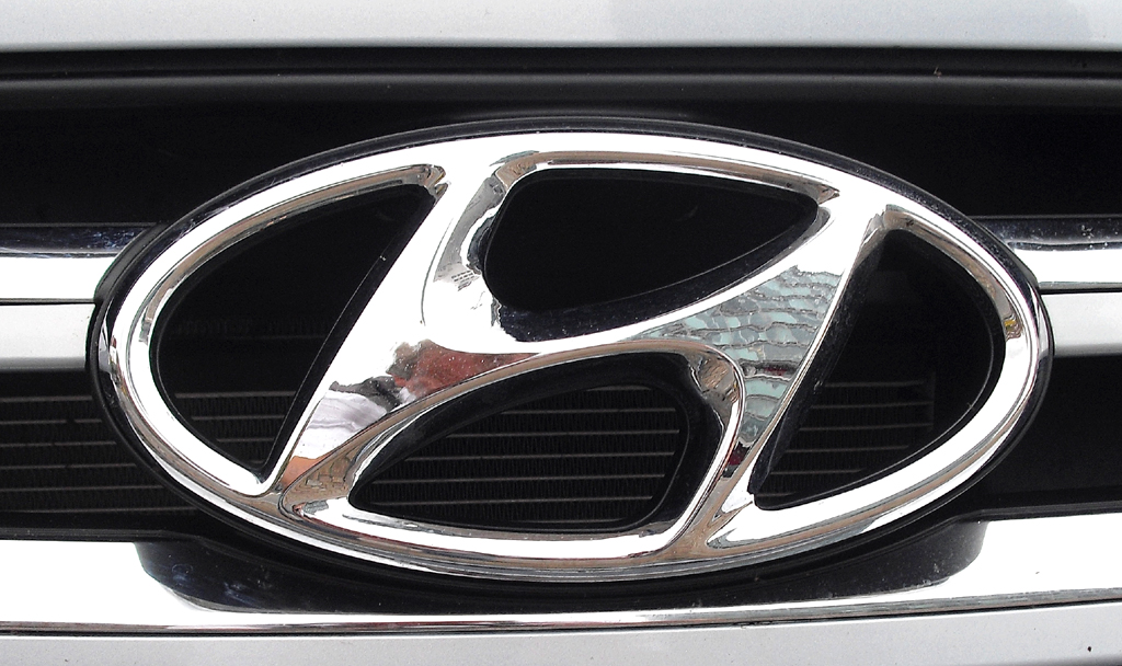 Hyundai Santa Fe: Das Markenlogo sitzt vorn im oberen Teil des Kühlergrills.