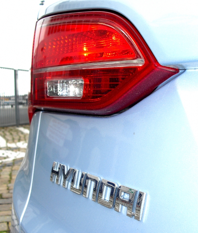 Hyundai Santa Fe: Großformatige Leuchteinheit hinten mit Markenschriftzug.