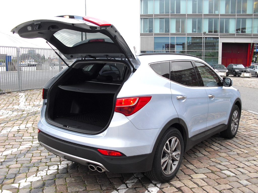 Hyundai Santa Fe: Ins Gepäckabteil passen 534 bis 1680 Liter hinein.