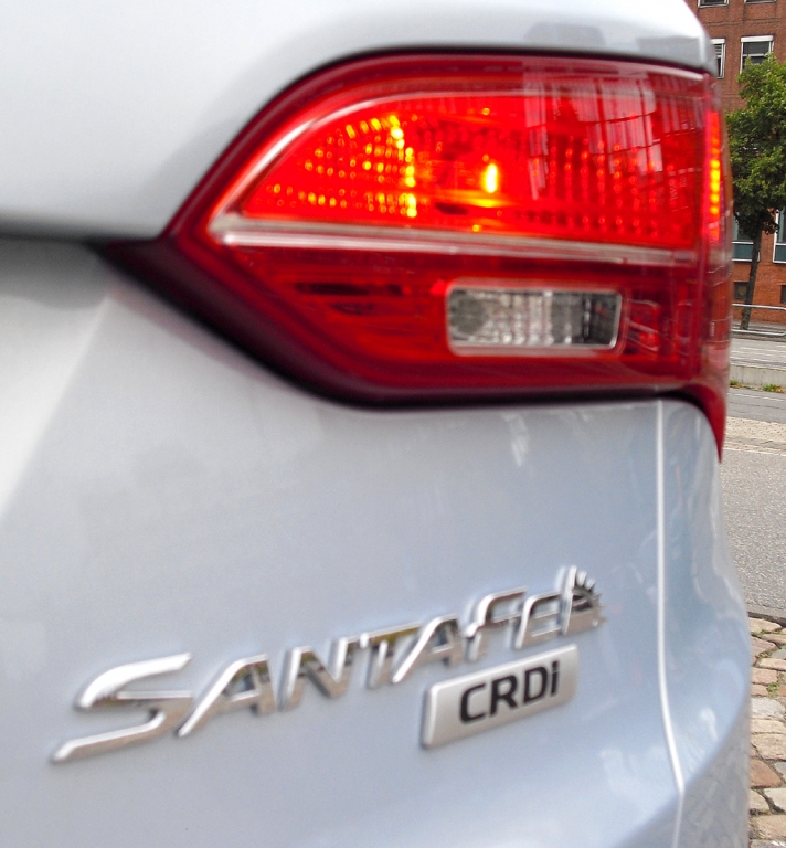 Hyundai Santa Fe: Moderne Leuchteinheit hinten mit Modell- und Motorisierungsschriftzug.