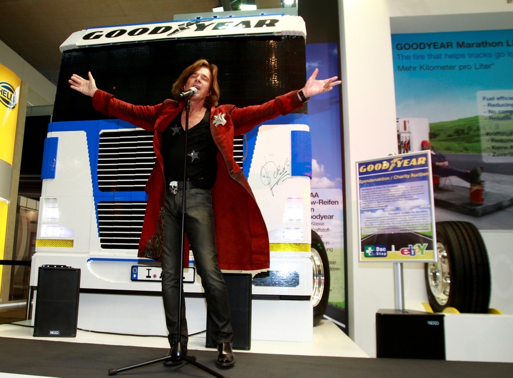 IAA 2012: Goodyear versteigert Lego-Lkw für guten Zweck