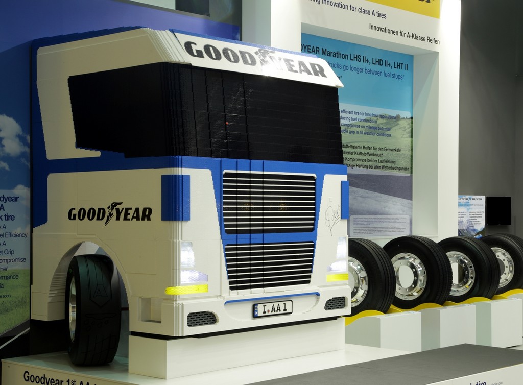 IAA 2012: Goodyear versteigert Lego-Lkw für guten Zweck