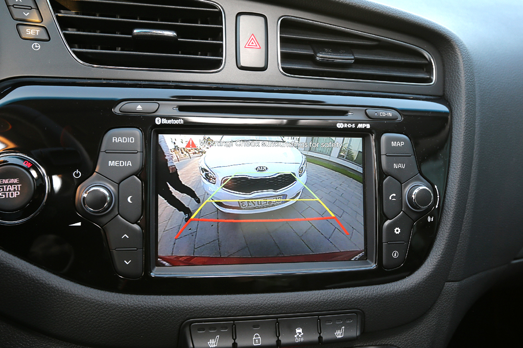 Kia Cee'd sw: Blick auf den mittleren Armaturenträger. 