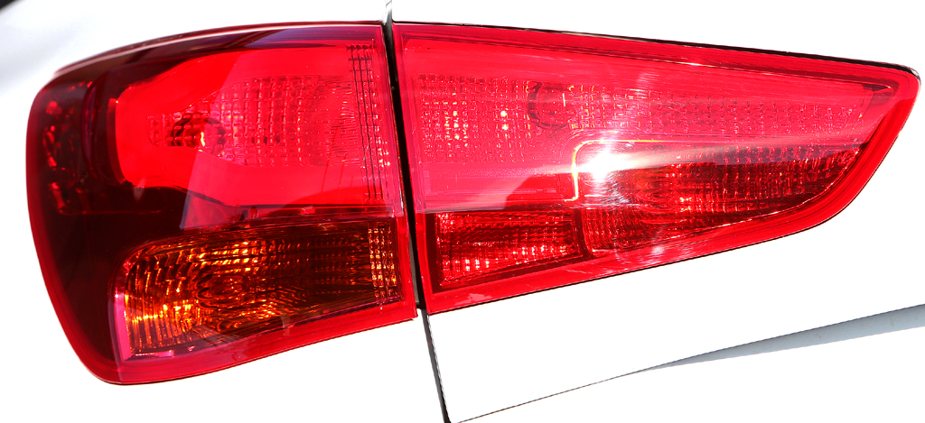Kia Cee'd sw: Die Leuchteinheiten sind horizontal ausgelegt. 