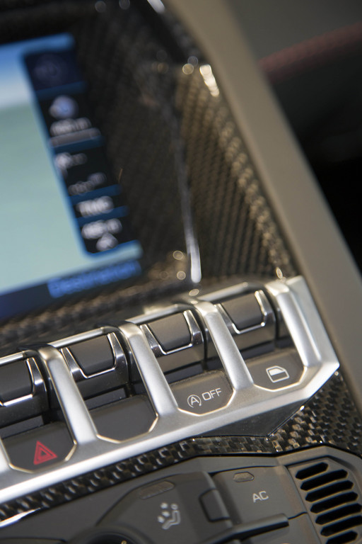 Lamborghini Aventador kann bis 135 km/h halbe Sache machen