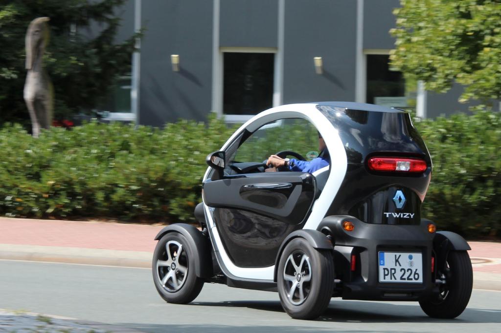 Maximal 80 km/h und offiziell bis zu 100 Kilometer Reichweite schafft der Twizy