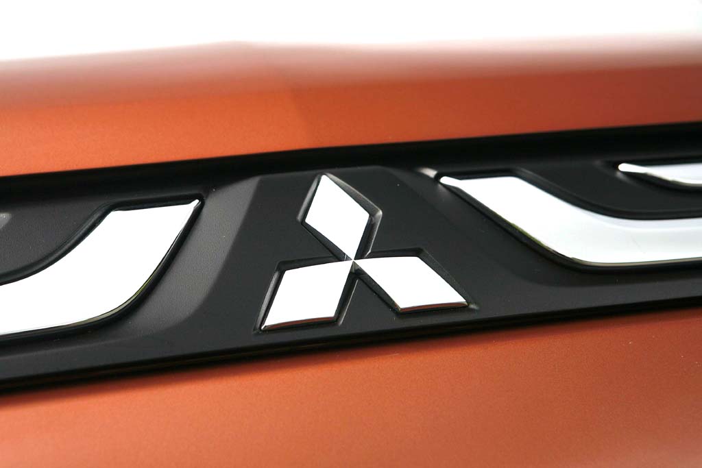 Mitsubishi Outlander: Das Markenlogo sitzt vorn direkt unterhalb der Motorhaube. 
