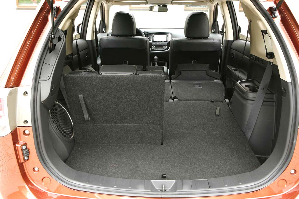 Mitsubishi Outlander: Ins unterschiedlich große Gepäckabteil passen bis zu 1754 Liter hinein. 