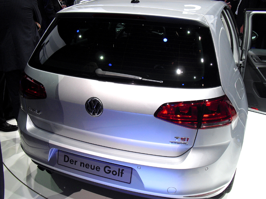 Moderne Leuchteinheit hinten, hier beim neuen VW Golf. 