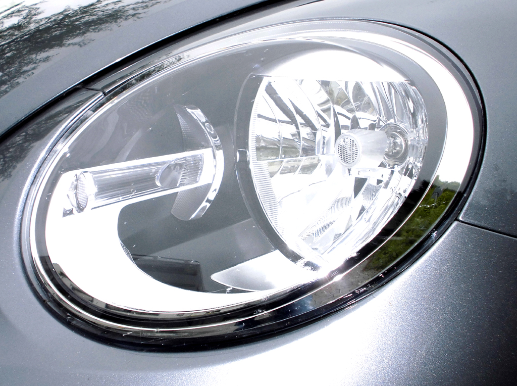 Moderne Leuchteinheit vorn, hier beim VW Beetle. 