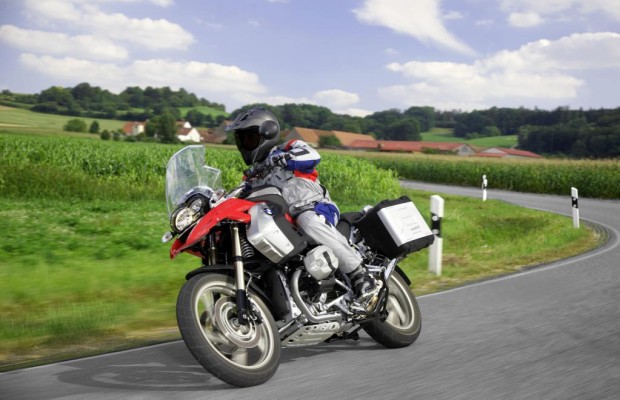 Motorradfahren im Herbst: Licht und Schatten