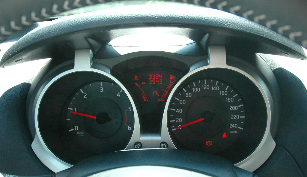 Nissan Juke: Blick durch den Lenkradkranz auf die Rundinstrumentierung. 
