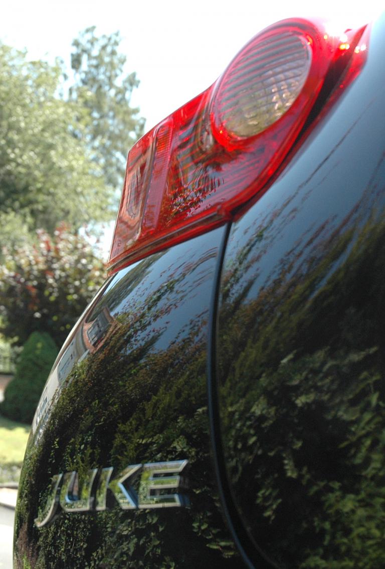 Nissan Juke: Der Modellschriftzug sitzt am Heck unter der Leuchteinheit. 