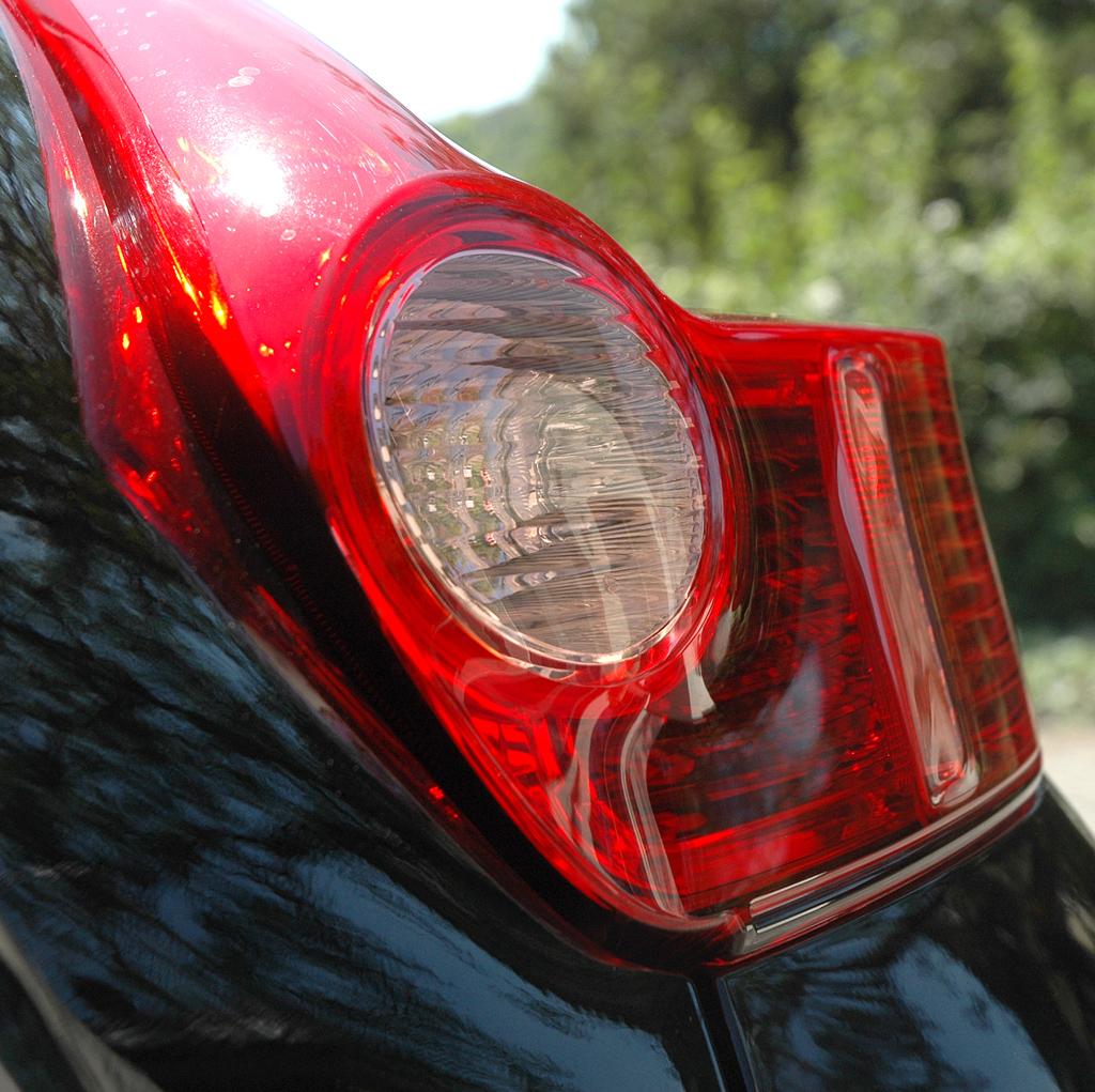 Nissan Juke: Selbst die Leuchteinheit hinten weist Ecken und Kanten auf. 