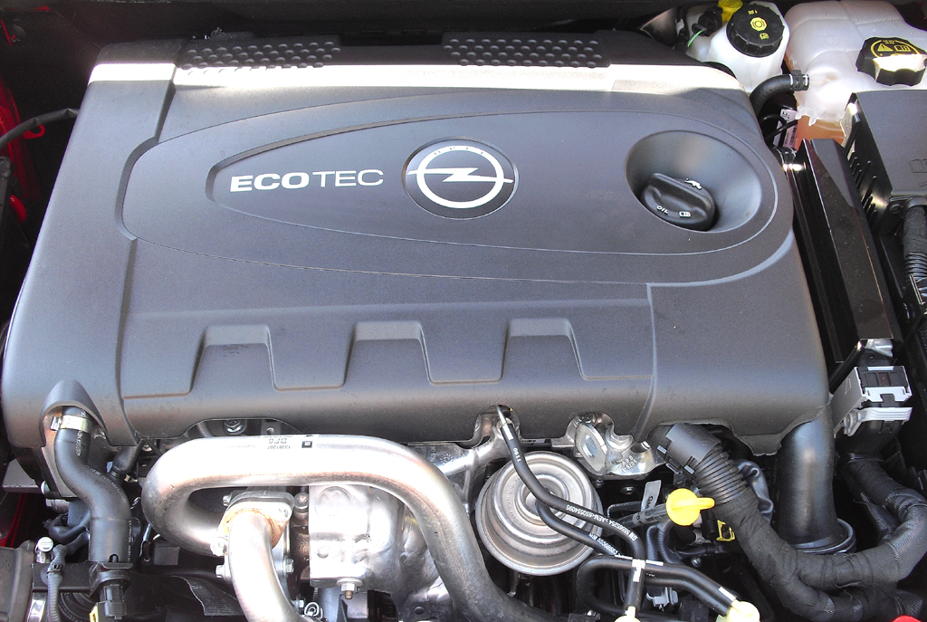 Opel Astra: ... ist der neue 2,2-Liter-Biturbodiesel mit 143/195 kW/PS zu haben. 