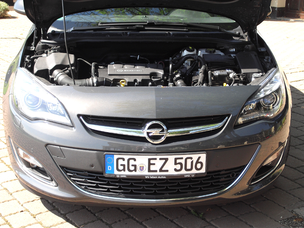 Opel Astra: Blick unter die Haube, hier bei einem der beiden Turbobenziner. 