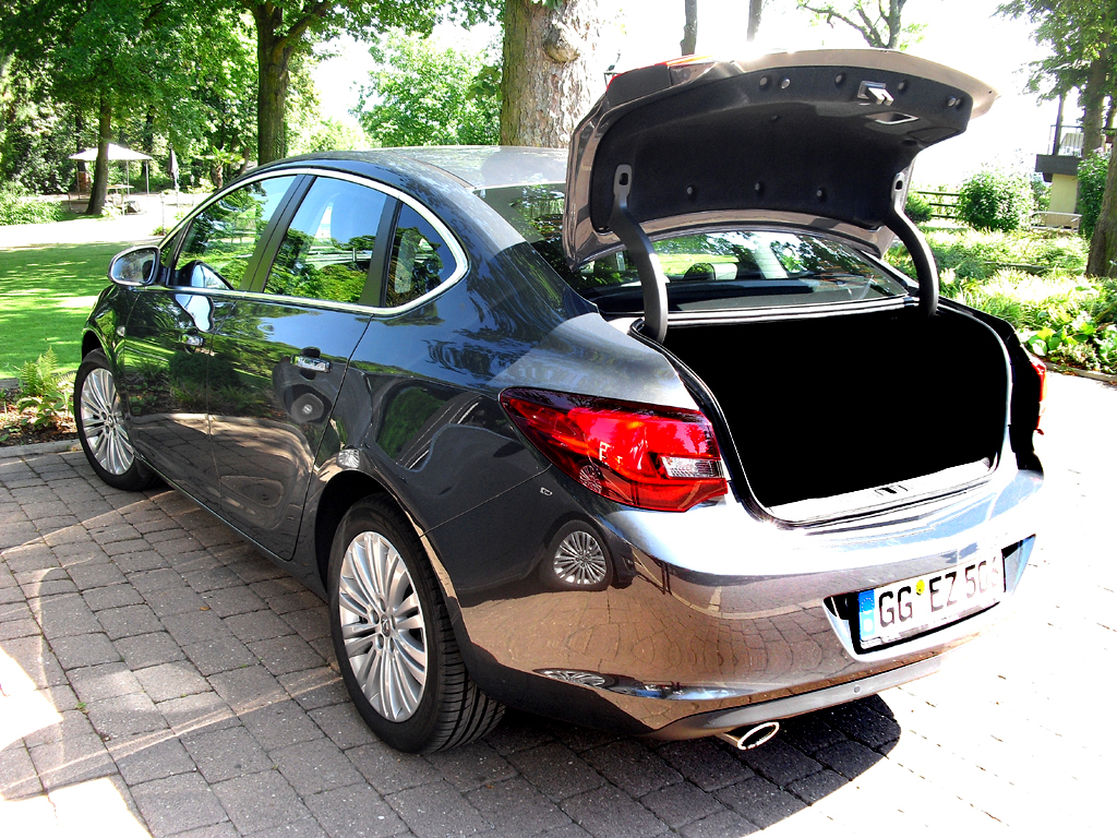 Opel Astra: Ins Gepäckabteil passen 460 bis 1010 Liter hinein. 