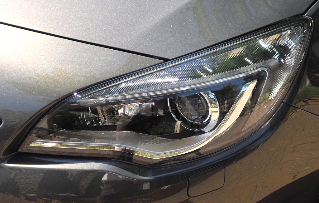 Opel Astra: Moderne Leuchteinheit vorn. 