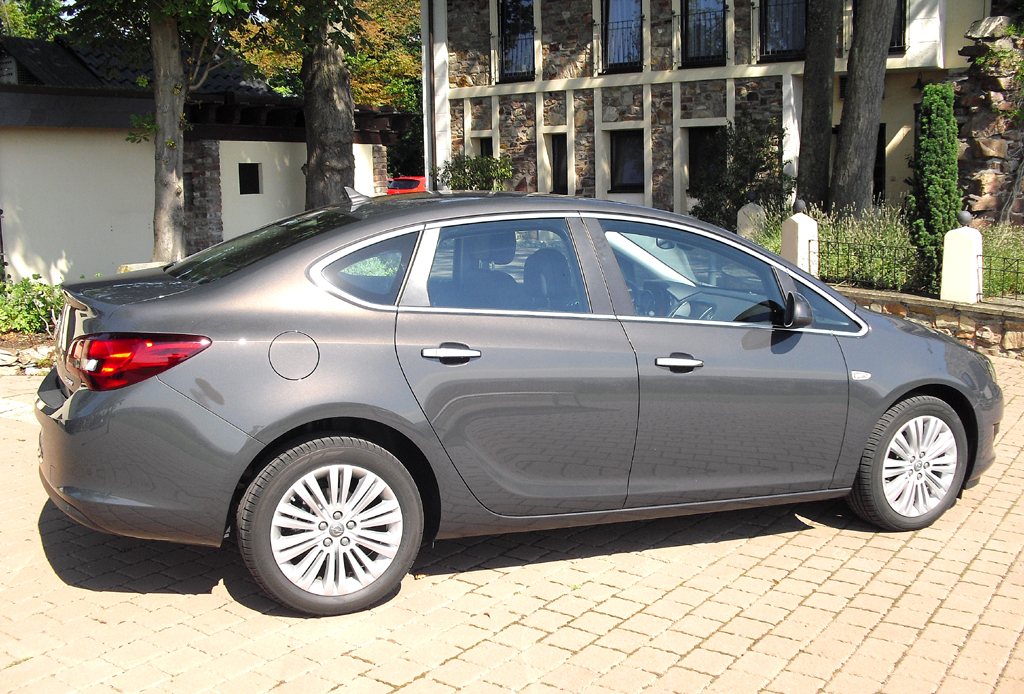 Opel Astra: So sieht der Viertürer von der Seite aus. 