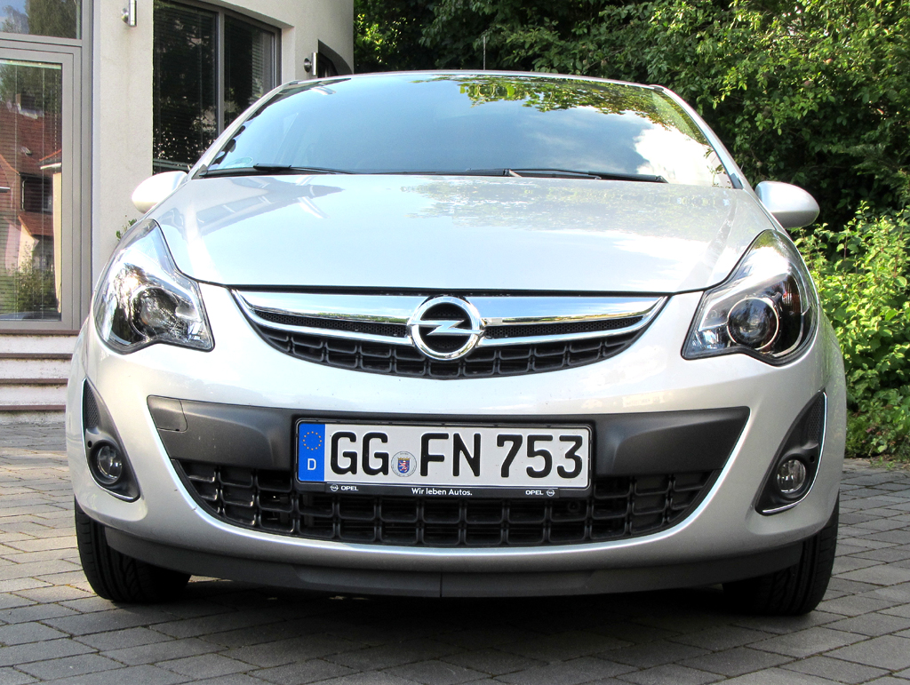 Opel Corsa LPG: Blick auf die Frontpartie des Kleinwagens. 