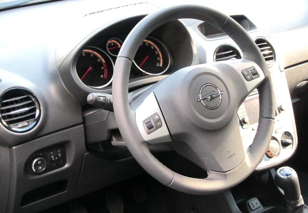 Opel Corsa LPG: Blick ins übersichtlich wirkende Cockpit. 