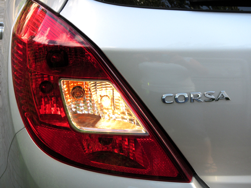 Opel Corsa LPG: Moderne Leuchteinheit hinten mit Modellschriftzug. 