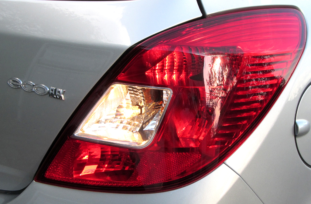Opel Corsa LPG: Moderne Leuchteinheit hinten mit Motorisierungs-Charakterisierung. 