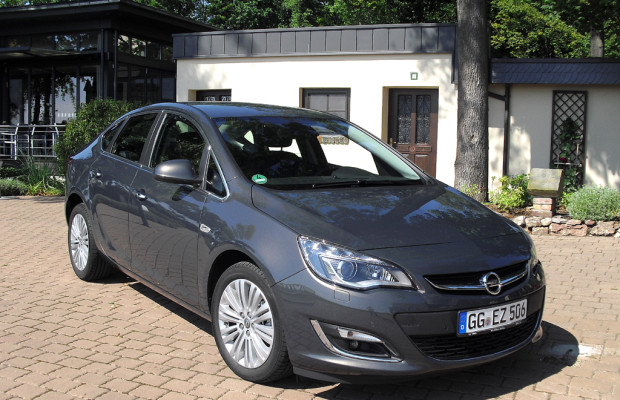Opel hat Astra optisch und technisch aufgefrischt und führt neuen Viertürer ein